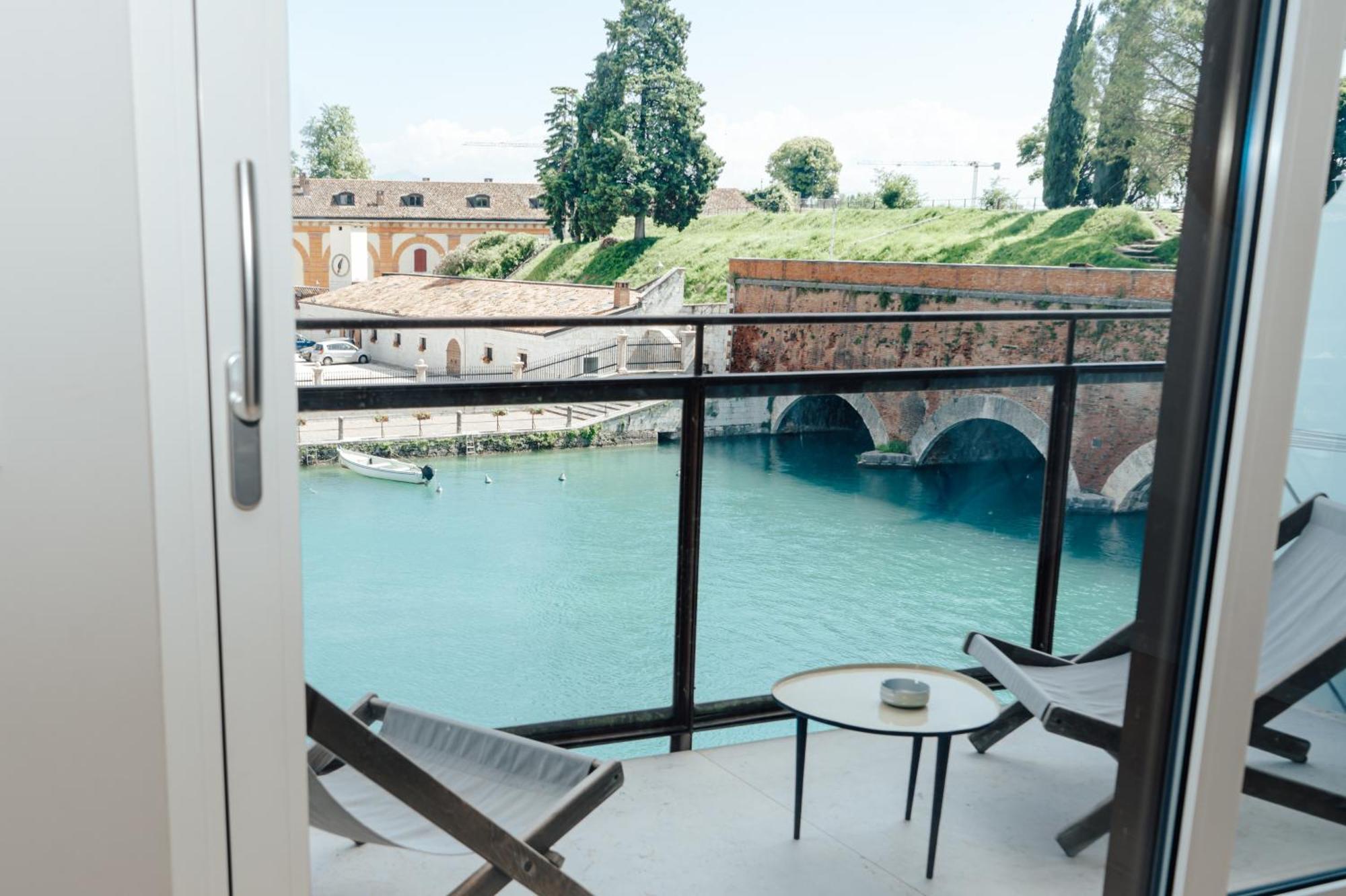 C House Lake Peschiera del Garda